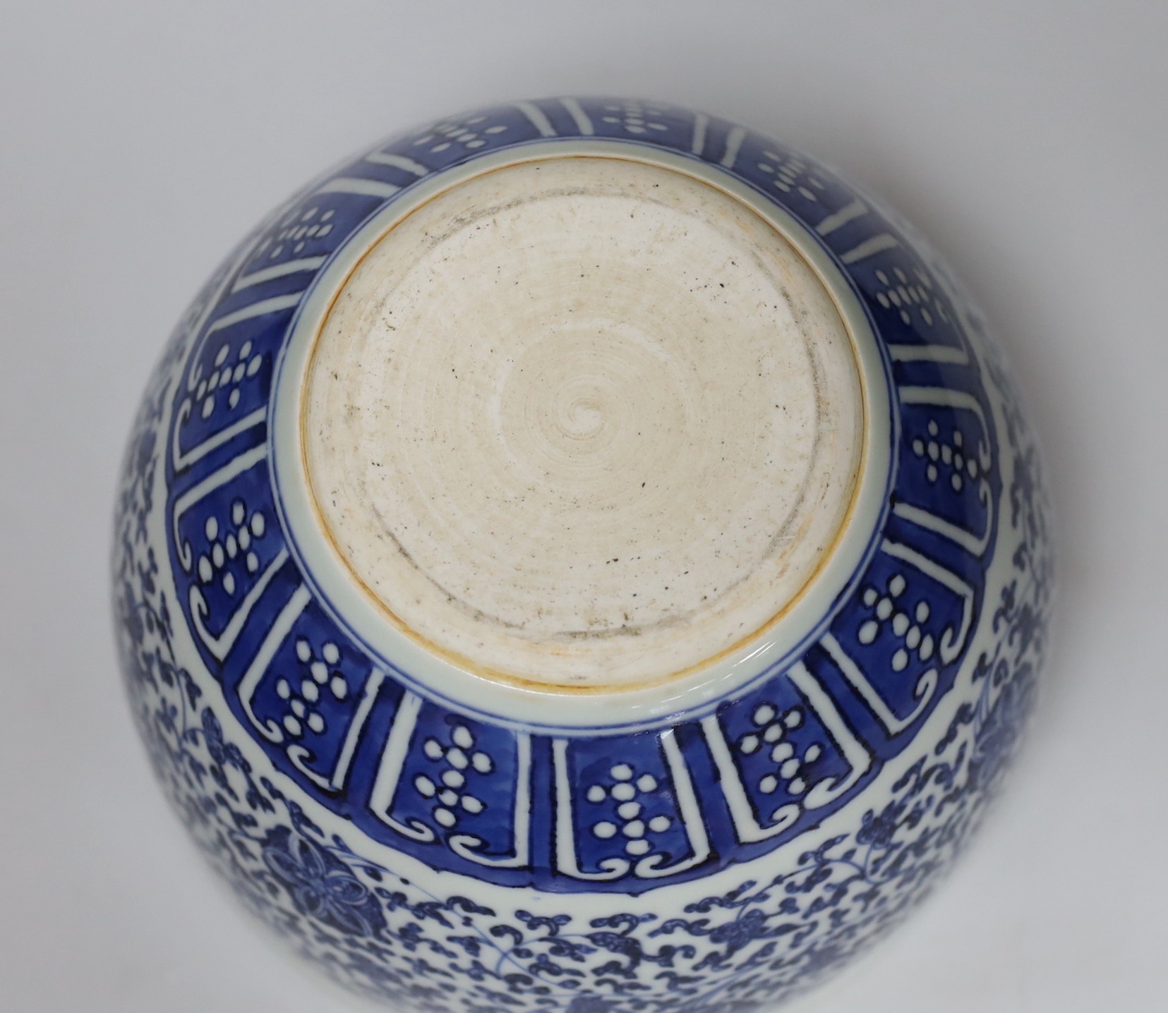 A Chinese blue and white jardiniere, 18cm